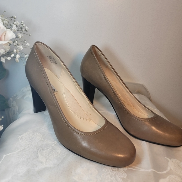 Jones New York heels very comfortable tan great condition - Picture 5 of 12